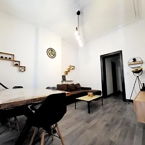 Chambre Privée Au 3e étage Sans Ascenceur En Plein Centre De Séjour chez l'habitant